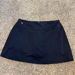 Cross Court ladies black size L tennis skirt. Flat front/pleats on bottom back.
